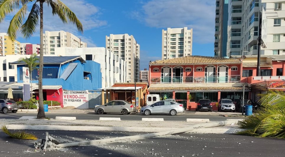 Caminhonete derruba poste após colisão na Orla de Aracaju