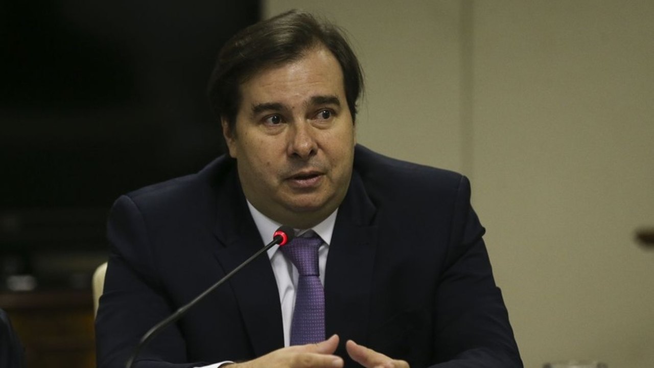 Bolsonaro é 'o pai do orçamento secreto', diz Maia ao rebater o presidente