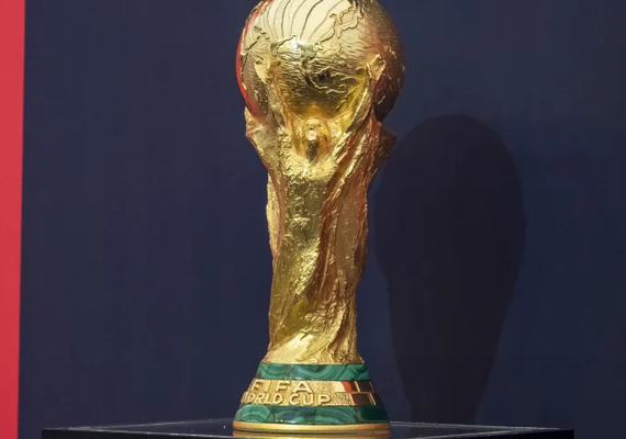 Veja o tamanho, peso e do que é feita a taça da Copa do Mundo