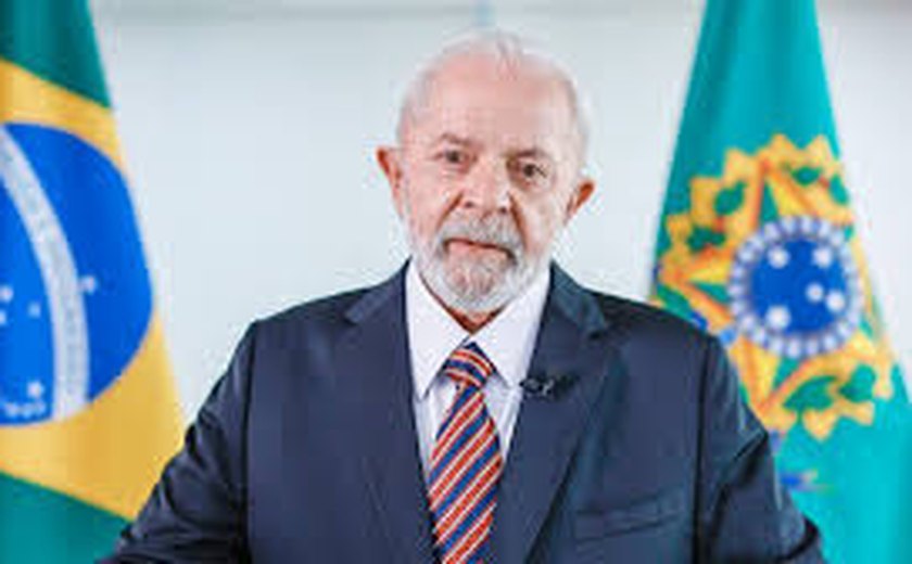 Lula pede voto em Boulos em ato esvaziado do 1º de maio; lei eleitoral veda