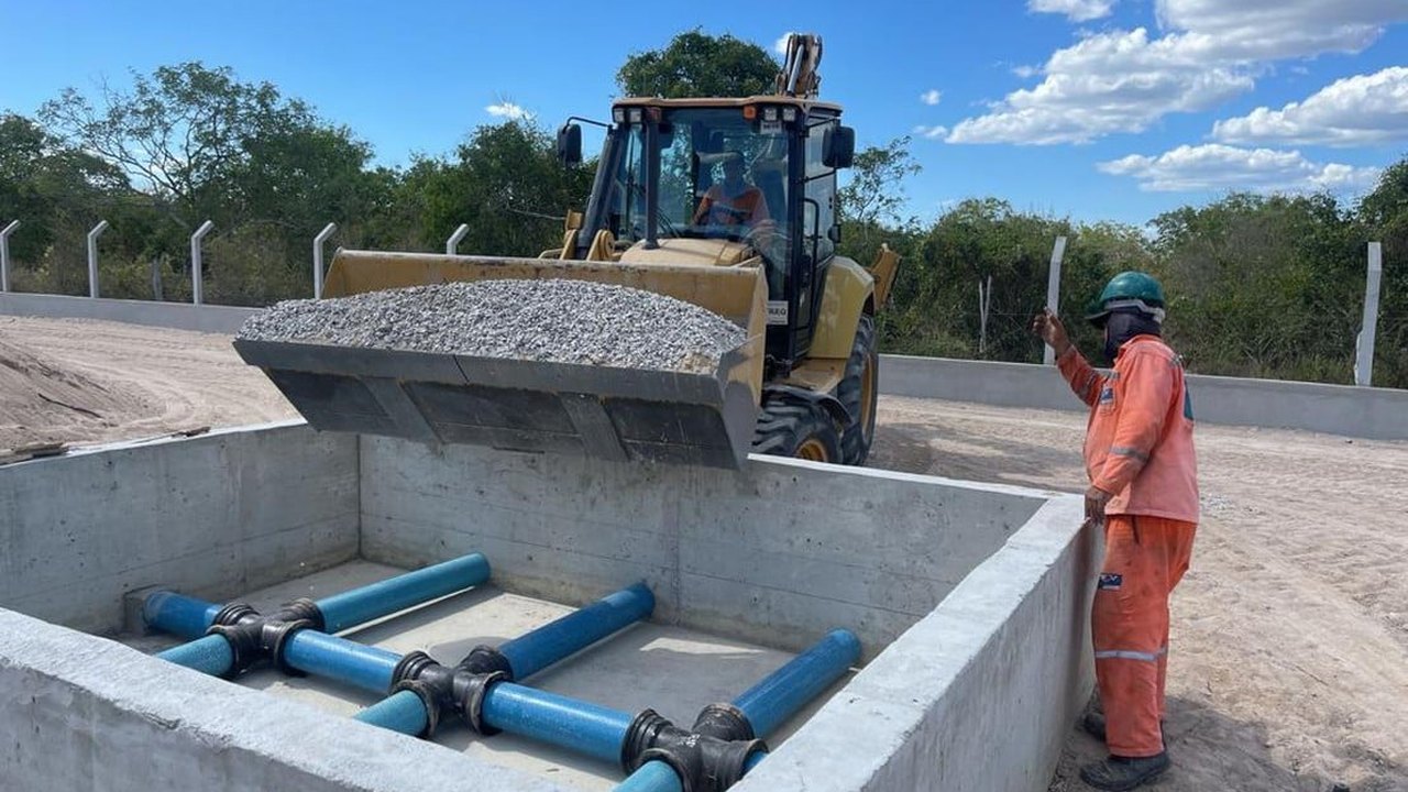 Obra de tratamento de água está emperrada, porque Prefeitura de Delmiro não libera terreno
