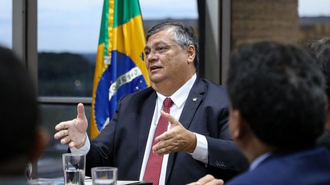 Dino celebra recadastramento de quase 70 mil armas e reforça: “Brasil não é faroeste de filme”