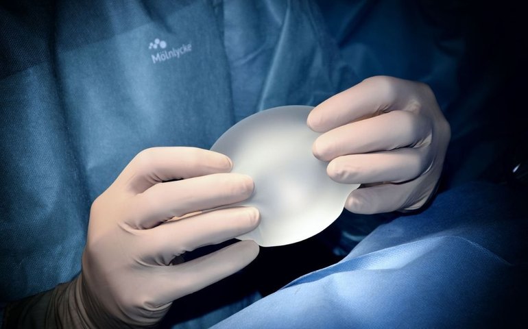 Lei garante troca de implante mamário para paciente de câncer