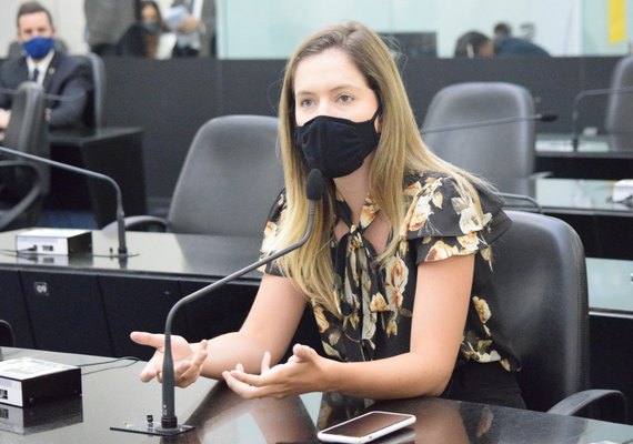 Deputada Cibele Moura faz indicação para que Estado priorize profissionais da educação em plano de vacina contra Covid