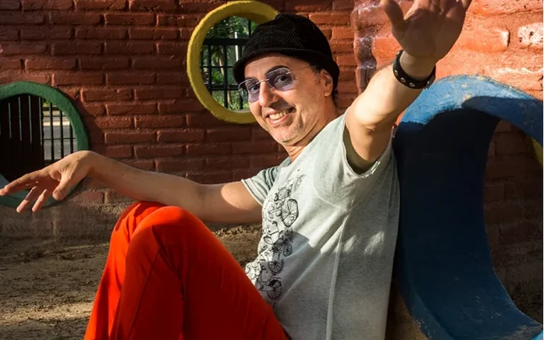 Zeca Baleiro completa 60 anos com repertório entre os mais executados