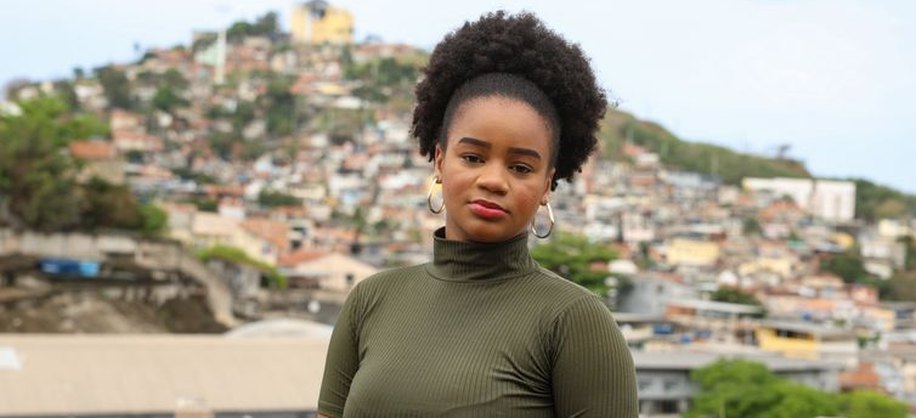 Rio de Janeiro (RJ), 31/08/2026 – A ativista e pesquisadora Letícia Vitória Silva Guimarães posa para fotografia no Complexo do Alemão, na zona norte do Rio de Janeiro. Foto: Tomaz Silva/Agência Brasil