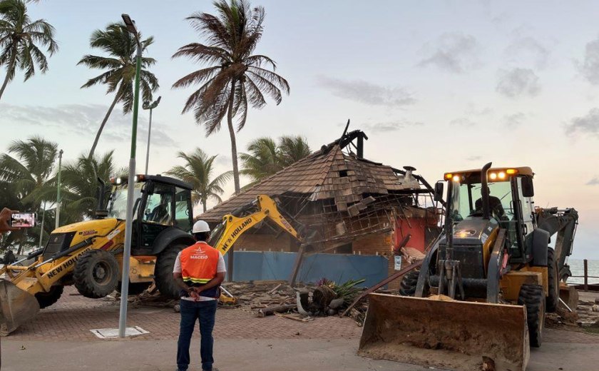 Barraca de praia com risco de colapso após incêndio é demolida