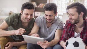 men-watching-video-tablet / Foto: Foto: Ilustrativa Freepik