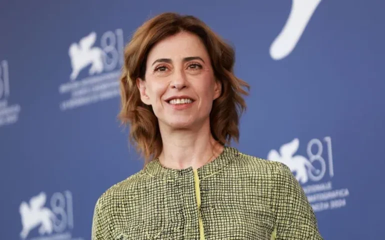 Fernanda Torres leva filho para estreia de filme no Festival de Veneza