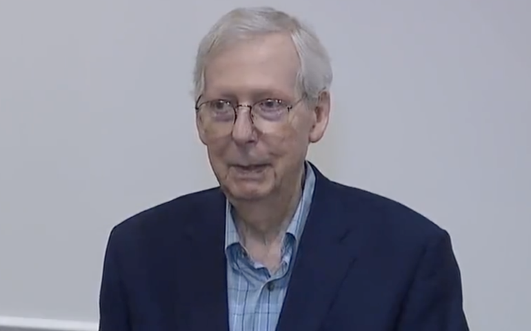 Mitch McConnell, senador republicano que 'congelou' em entrevistas, anuncia aposentadoria