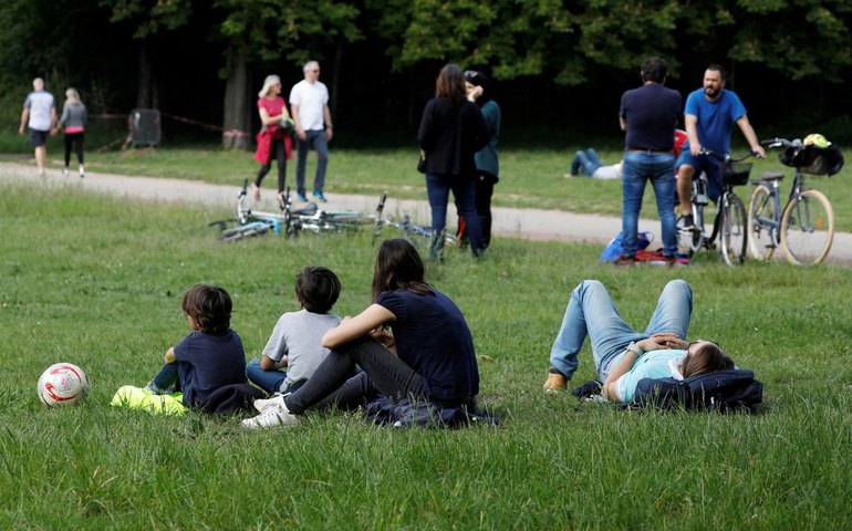 França proibirá fumar em praias, parques e perto de escolas