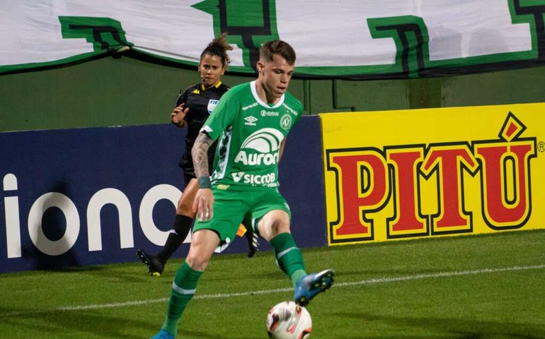 Chapecoense vence Tombense, respira e rebaixa Náutico e Brusque para a Série C