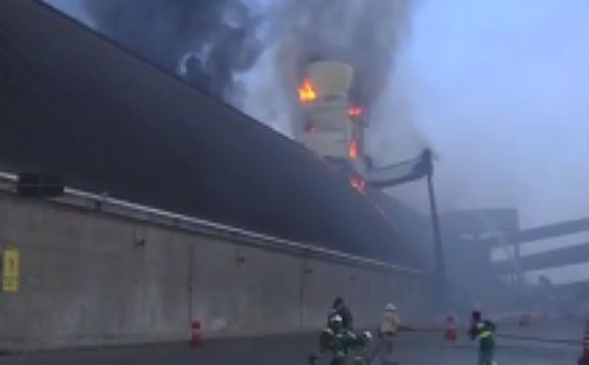 Bombeiros continuam trabalhando para apagar incêndio em Santos