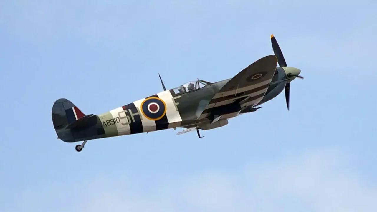 Força Aérea britânica suspende frota de caça da Segunda Guerra após morte de piloto em acidente