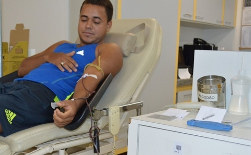 Hemoal prorroga campanha e homenageia doadores de sangue com camisas
