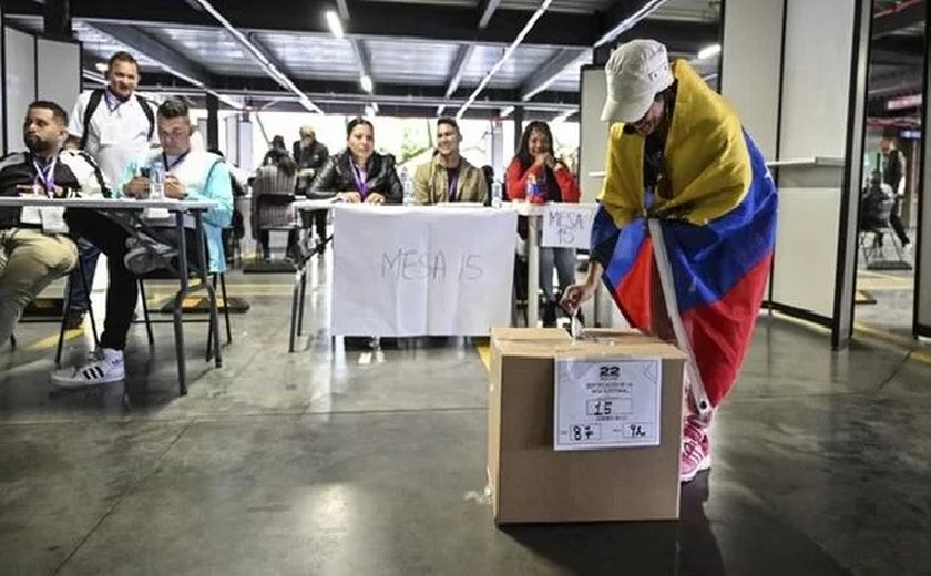 Opositores aos chavistas enfrentam filas para escolher candidato único