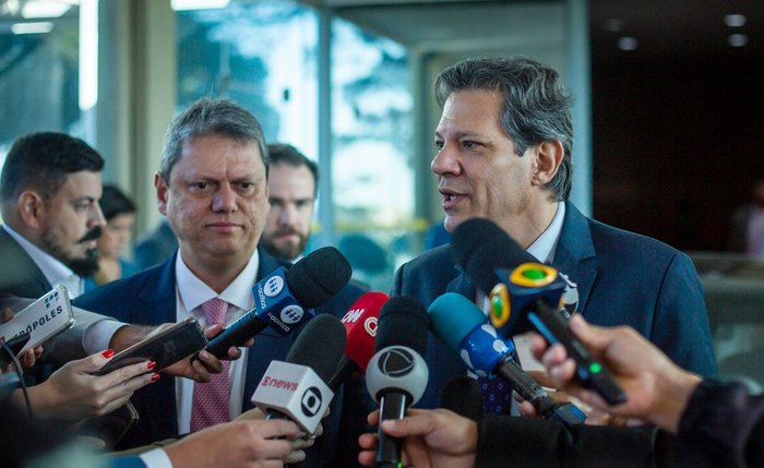 Tarcísio de Freitas ao lado de Fernando Haddad