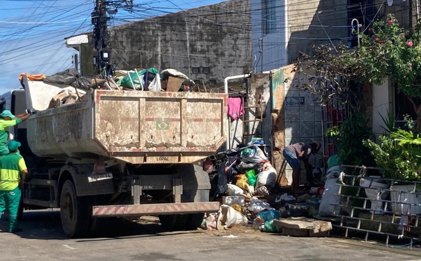 Vigilância Sanitária recolhe seis caçambas de entulho dentro de residência em Maceió