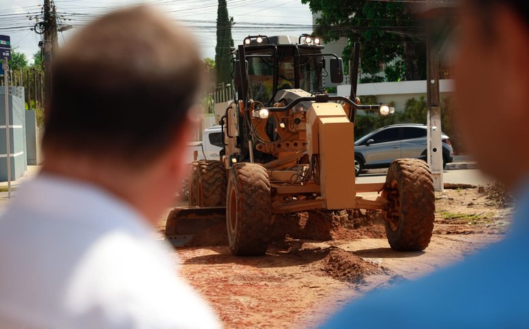 Prefeito Luciano acompanha pavimentação asfáltica em mais duas ruas de Arapiraca