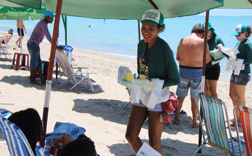 Projeto Nossa Praia é iniciado com coleta de lixo em praias de Maceió