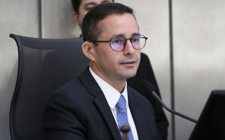 Bruno Toledo parabeniza Cajueiro pelos 66 anos de emancipação política