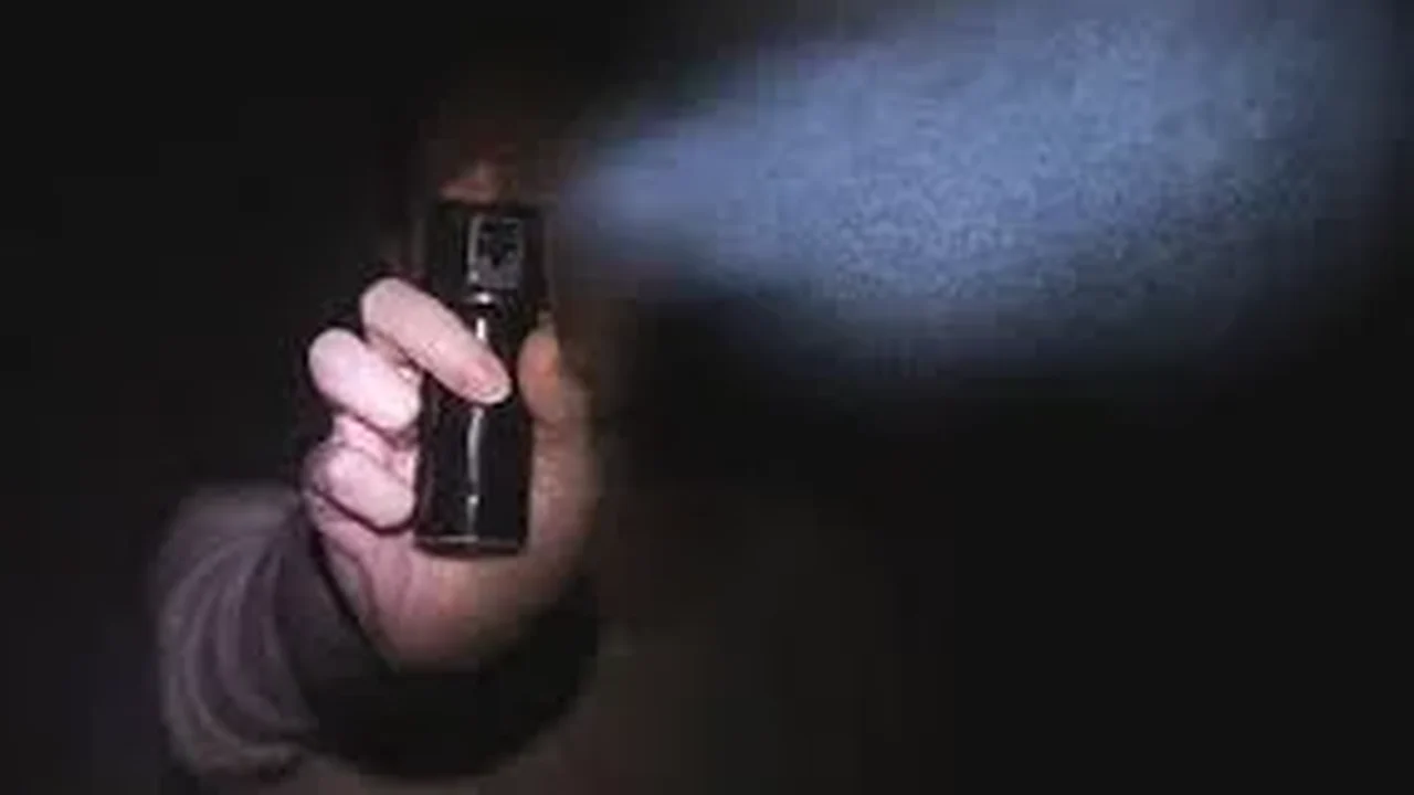 Lágrimas, irritação na córnea e ardência intensa: o que o spray de pimenta faz nos olhos