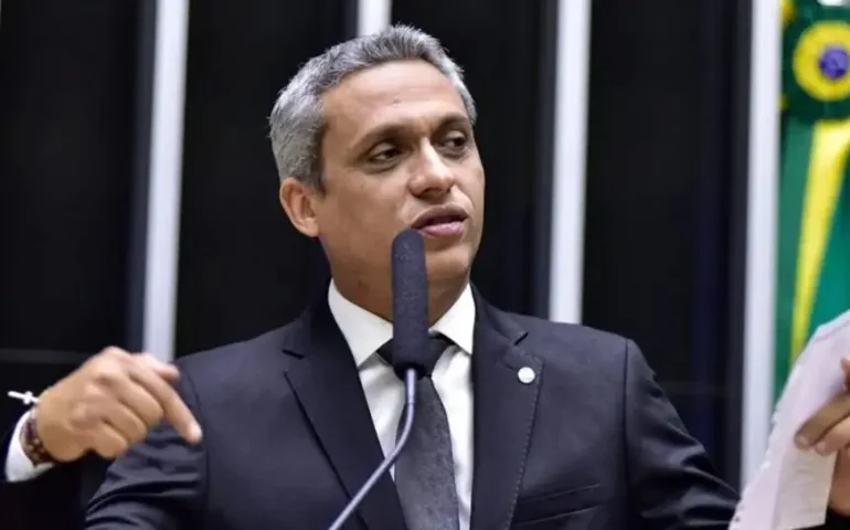 Ao STF, Gustavo Gayer nega intenção de constranger Gleisi com fala sobre 'trisal'