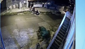 Dupla chegou à frente da casa da vítima em uma motocicleta. / Foto: Imagem: Reprodução/TV Atalaia