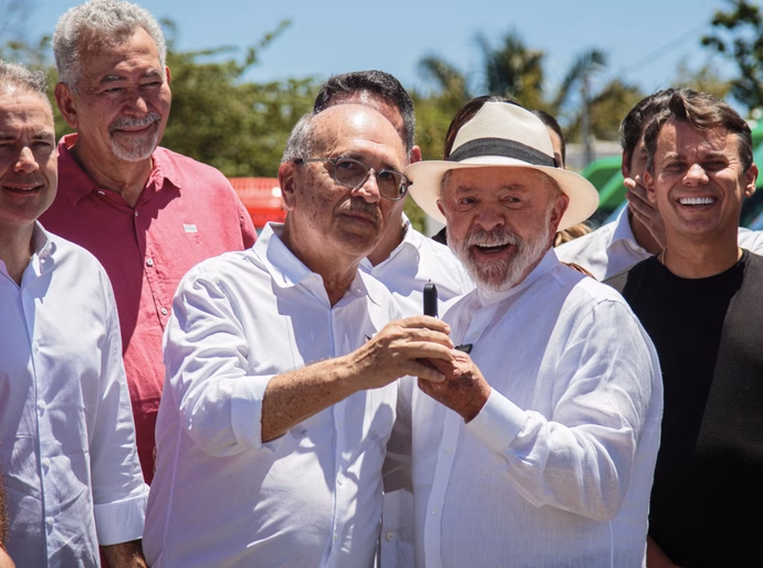 Prefeito Ronaldo Lopes recebe do presidente Lula as chaves da nova ambulância do Samu destinada a Penedo