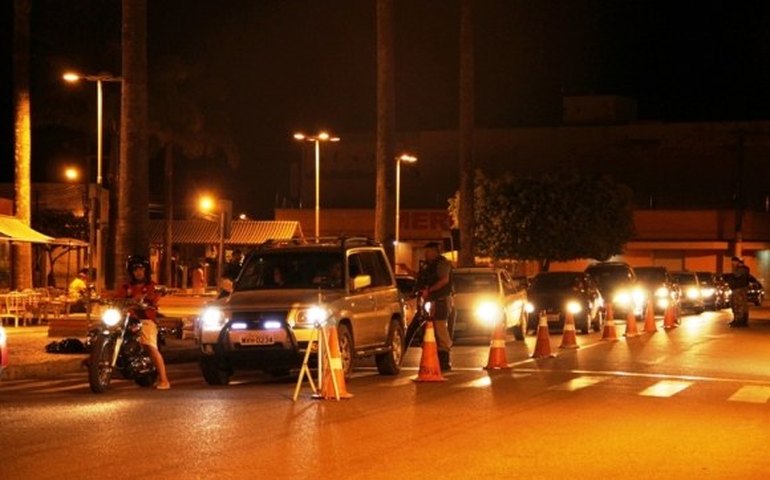 Operação Lei Seca autua 27 pessoas e prende quatro em Arapiraca