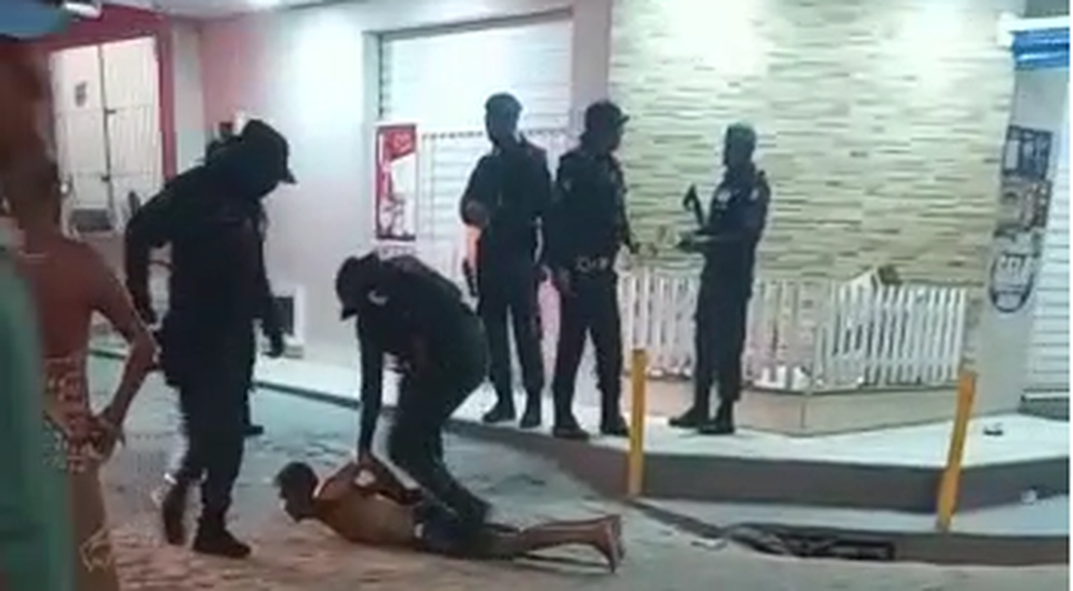 Acusado de matar idoso e balear outro homem é preso após ser linchado em Lagarto / Foto: Foto: Portal A8SE/Reprodução