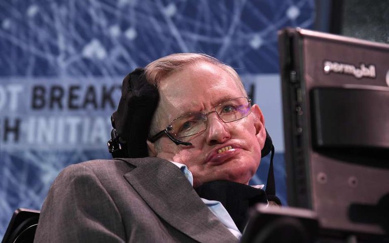 Físico Stephen Hawking é internado em Roma