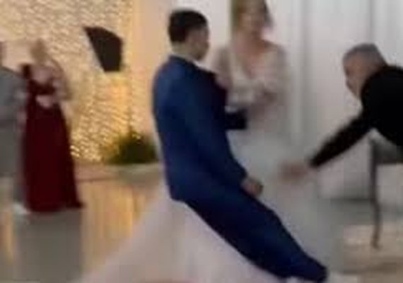 Noivo desmaia e cai do altar durante cerimônia em SC e vídeo viraliza