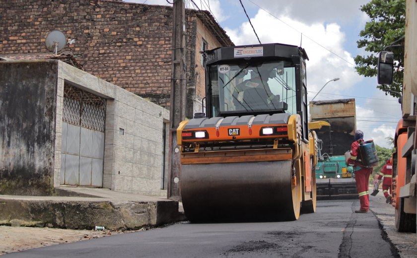 Prefeitura beneficia moradores com pavimentação asfáltica no Eustáquio Gomes