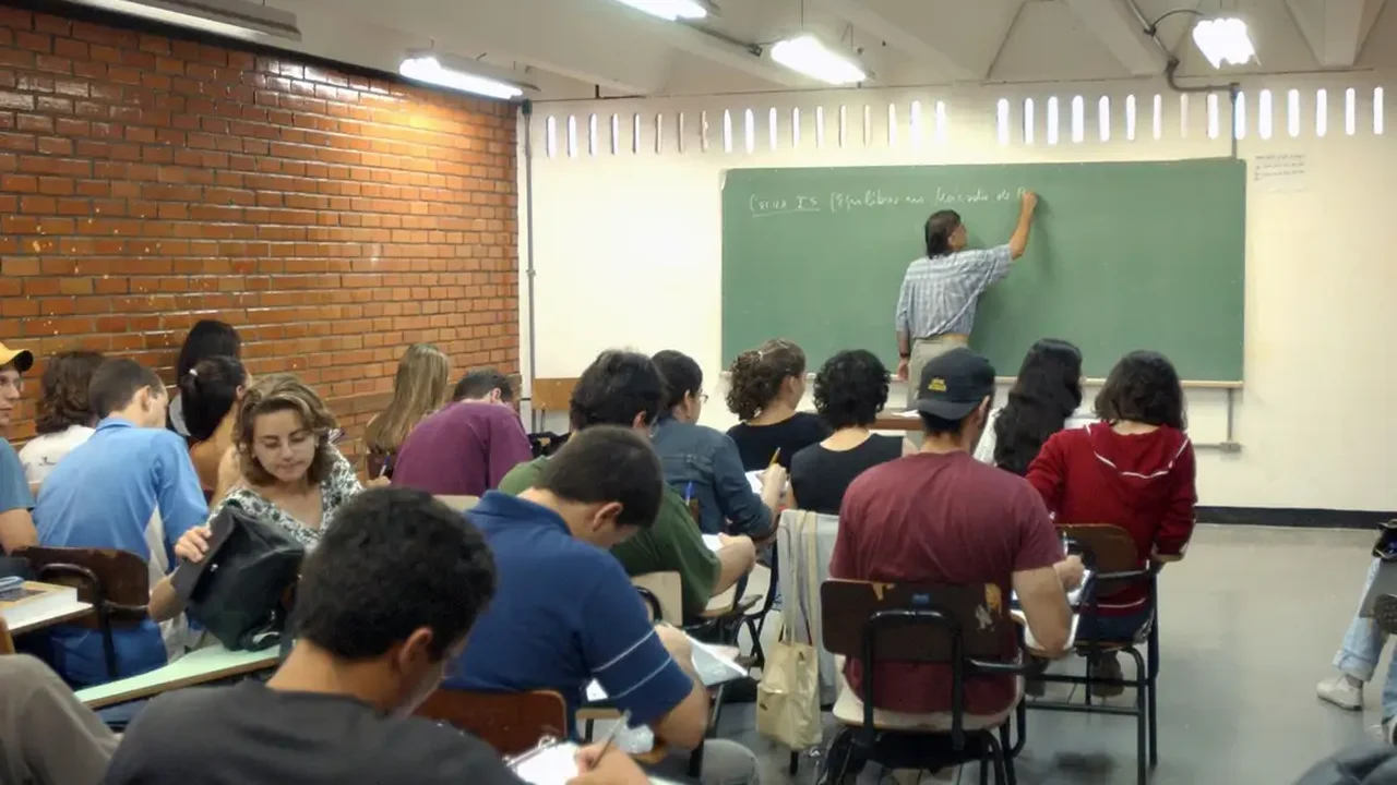 Estudantes conhecem cidades russas no festival em Ekaterinburgo, mostra correspondente da Sputnik