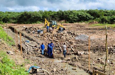 Obras de construção da barragem no assentamento Genivaldo Moura avançam em ritmo acelerado, em Delmiro