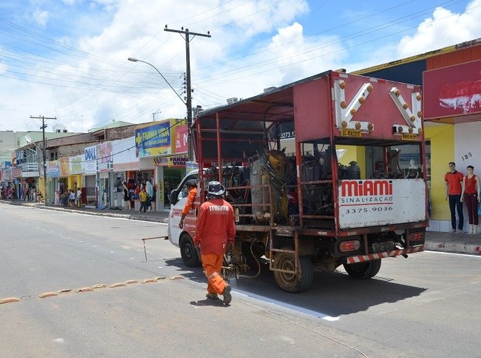 Coruripe: Rua Lindolfo Simões tem sinalização asfáltica restaurada