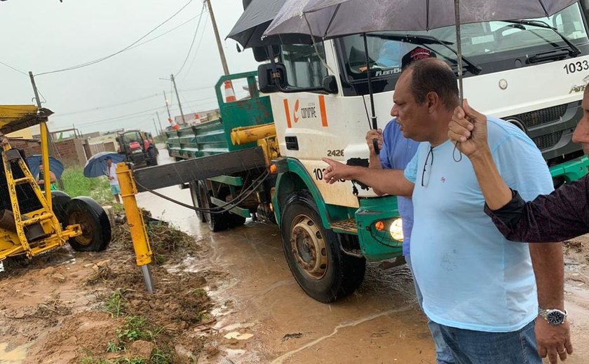 Coruripe: Prefeito Marcelo Beltrão visita áreas atingidas pelas fortes chuvas