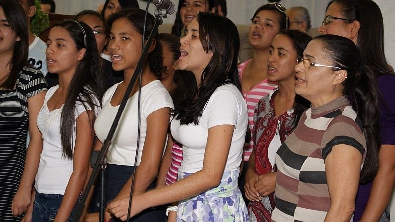 Jovens e adolescentes cantando na igreja
