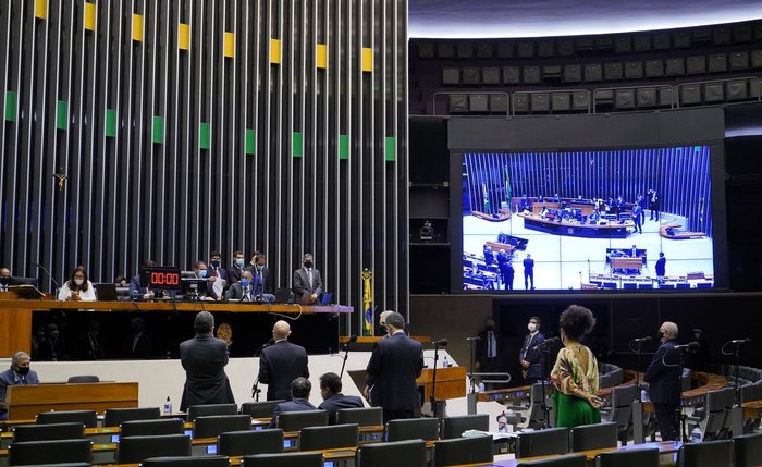 Câmara barra 'distritão', mas resgata coligações