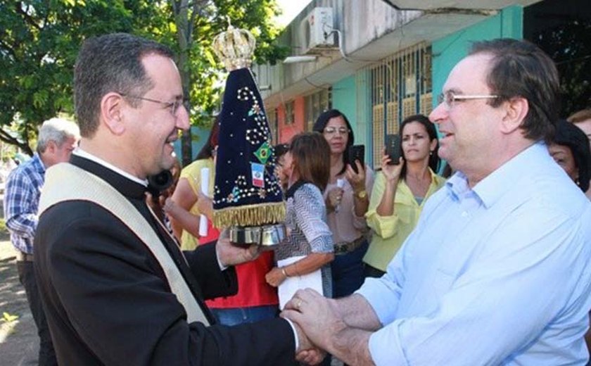 Orações e bênçãos na visita da Padroeira do Brasil à Educação