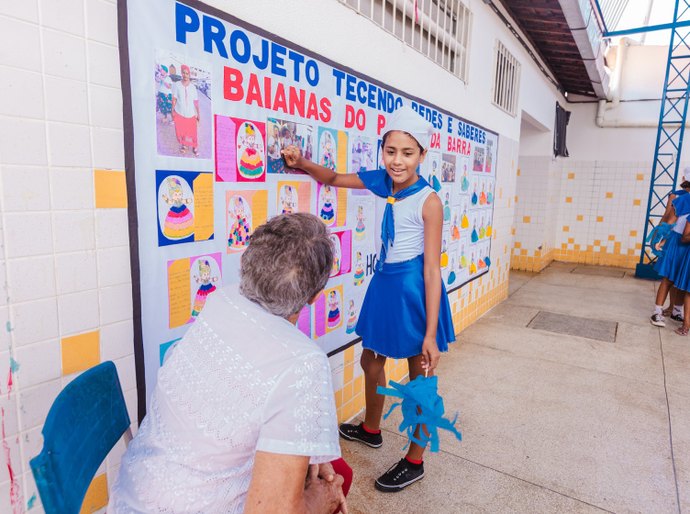 Estudantes homenageiam grupo de baianas do Pontal da Barra