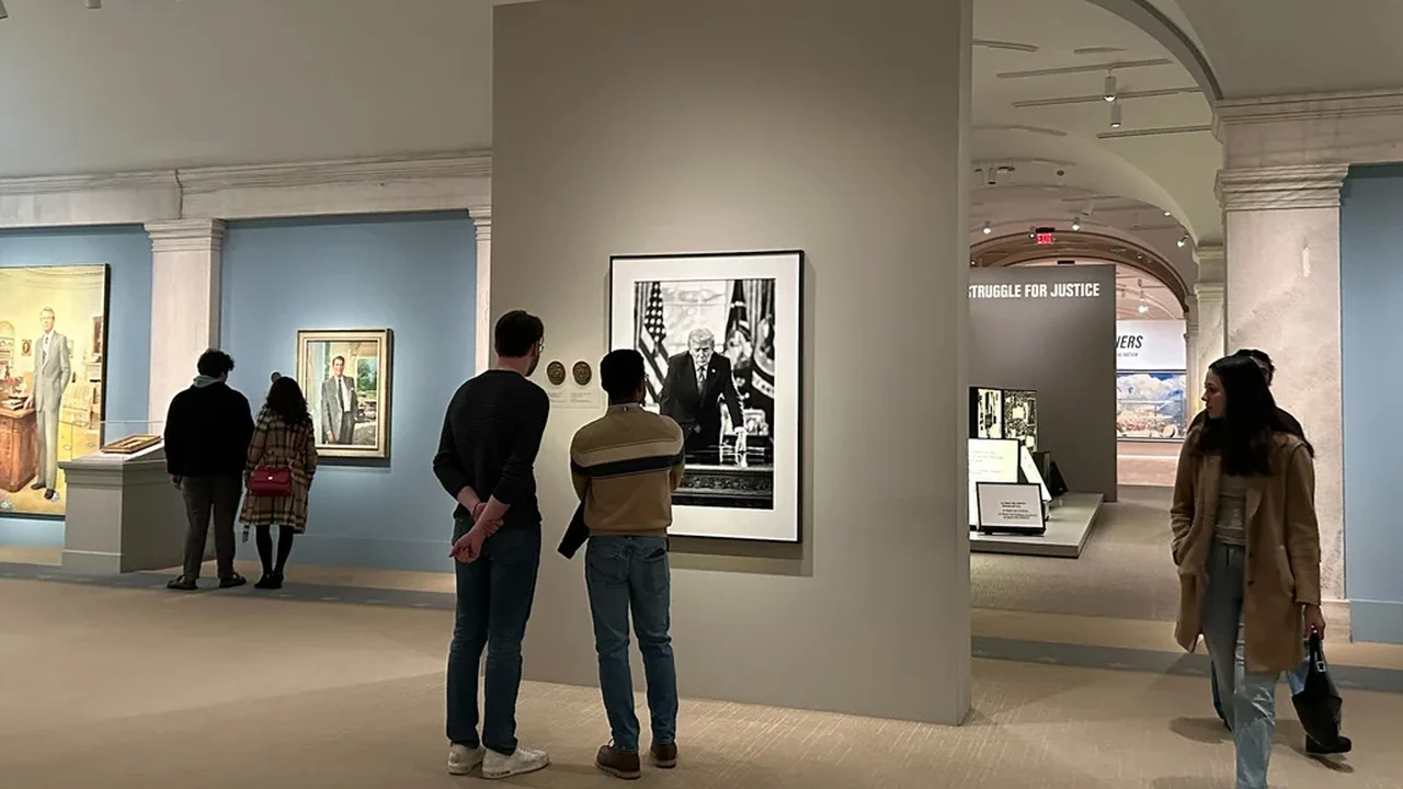 Referência aos processos de impeachment de Trump foi removida da exibição de seu retrato fotográfico no Smithsonian.