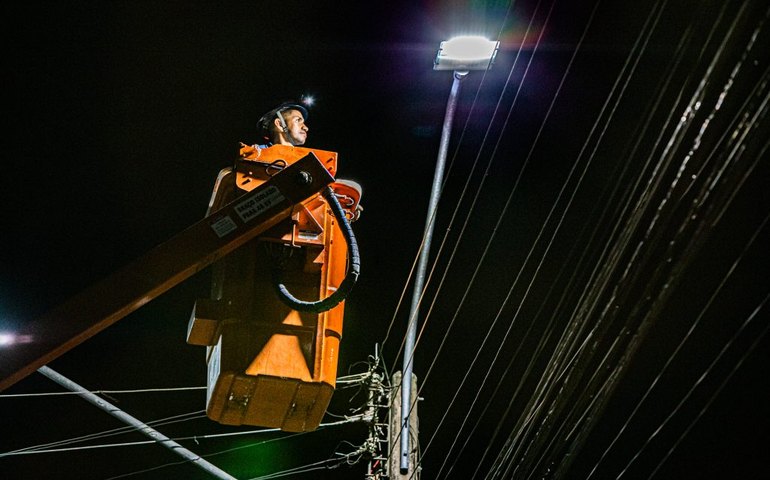 Reparos técnicos na iluminação pública podem ser solicitados através do 156