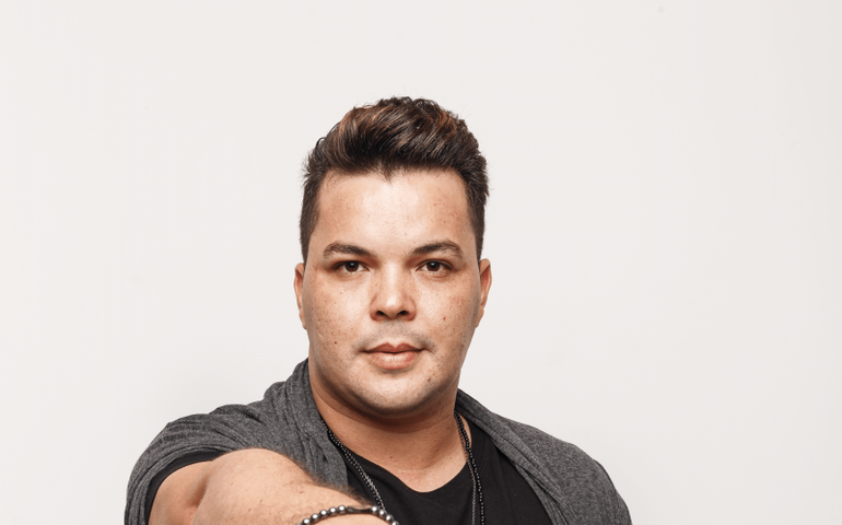 Cantor Diego Faria volta em grande estilo ao Brasil