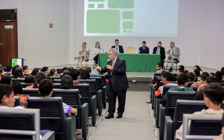 Justiça Eleitoral fala sobre democracia para estudantes da rede pública municipal de Penedo