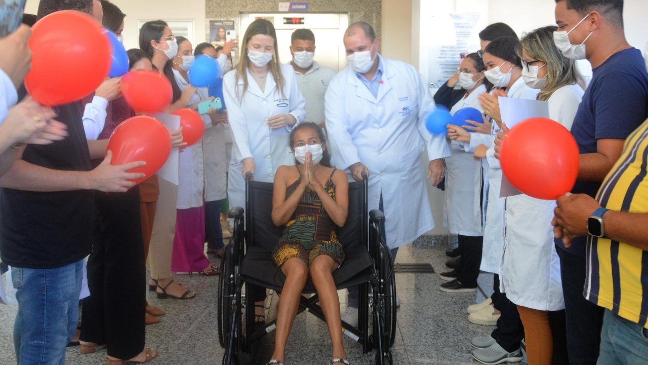 Primeira mulher submetida a transplante de rim no Hospital do Coração Alagoano recebe alta médica