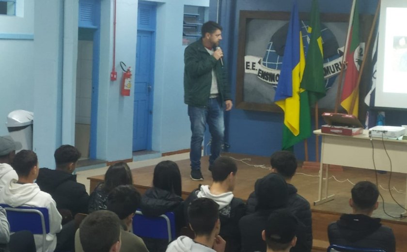 Vigilância Ambiental realiza palestras na escola Caramuru