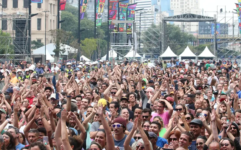 Música e brincadeiras animam pais e filhos na praça Ramos