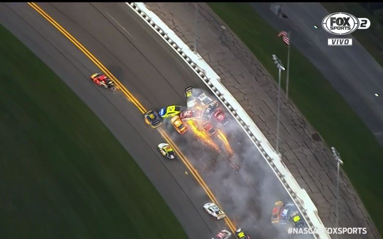 Acidente caótico envolvendo 28 carros bate recorde e paralisa prova da Nascar no Alabama